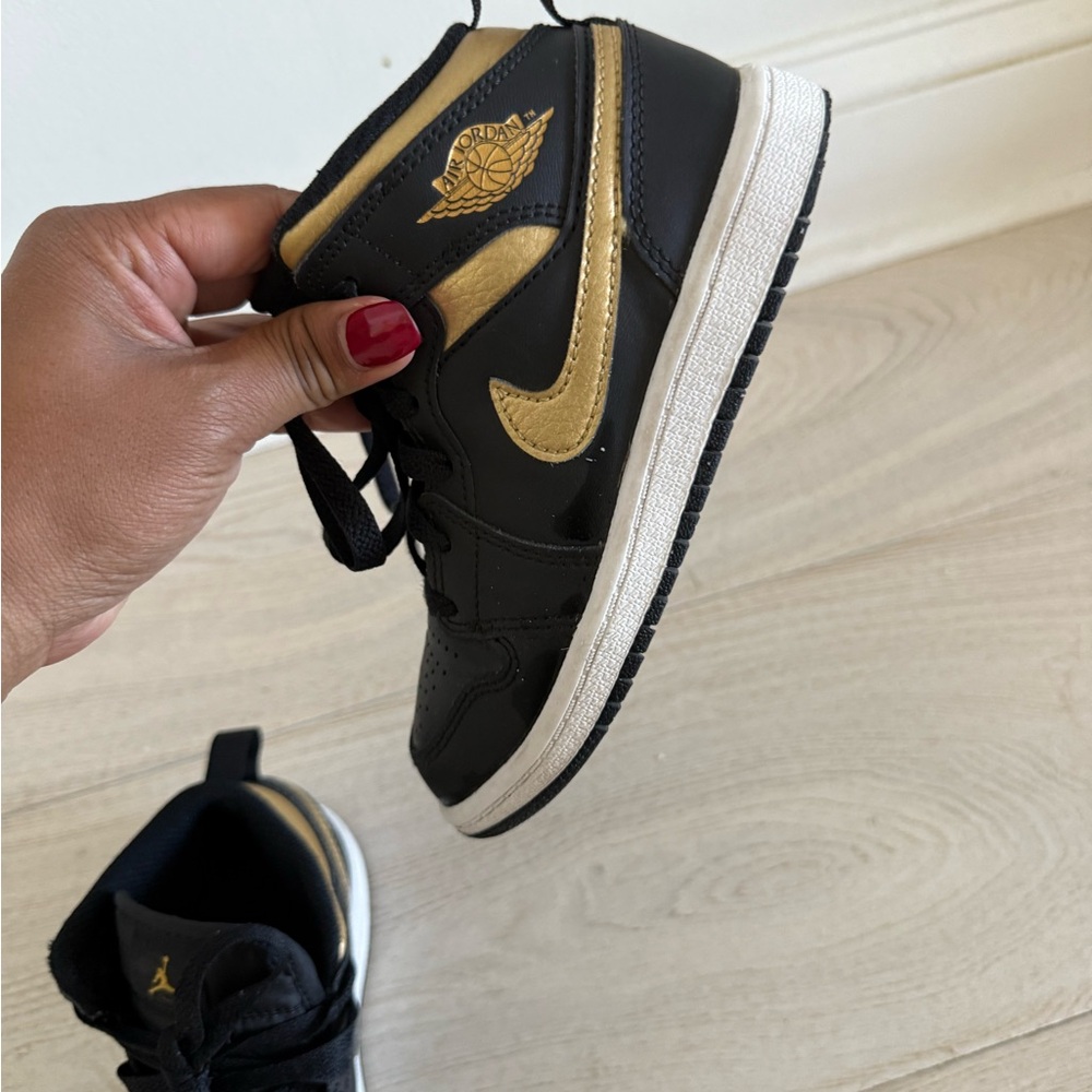 Nike Kids Black and Gold Sneakers - Picture 6 of 8